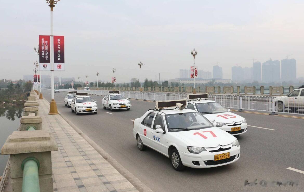  驾照考试科目三是每个驾驶新手必须要经历的一道难关，它要求学员在繁忙的城市道路上