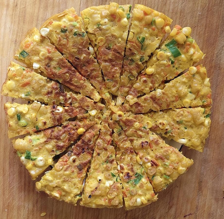 🍳 金黄玉米饼，早餐新选择！
 
一块刚出锅的南瓜玉米饼，金黄焦香，满是烟火气