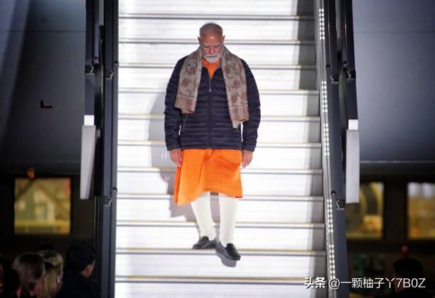 7月8日莫迪结束印尼之行抵达澳大利亚墨尔本，刚下飞机一身全新造型迅速引发热议。南