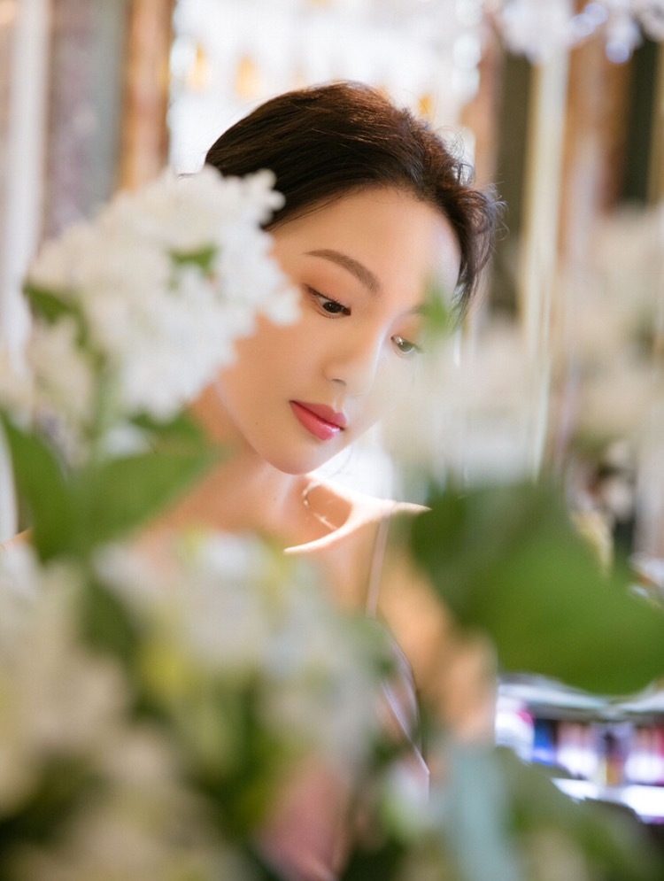 金晨  粉钻礼裙裹着曼妙曲线，肩颈的线条勾得人心颤，侧颜的弧度藏着撩人的温柔。 