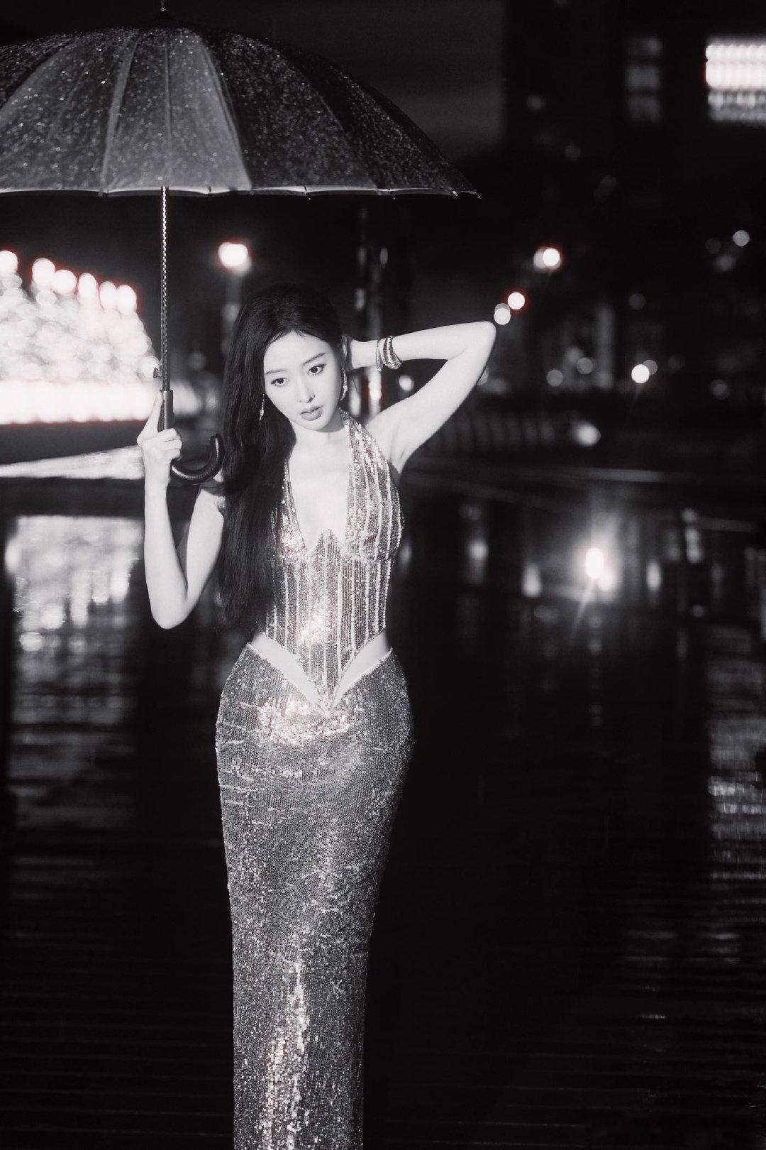 榜样力量，向善而行！张天爱亮相新加坡斩获年度慈善榜样艺人，九年公益之路步履铿锵。