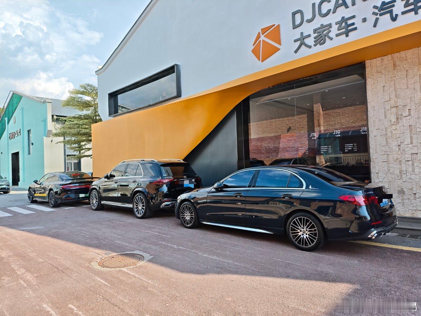 贴膜店门前完工等交付的三台客户车，清一色的黑，真好看[笑而不语][笑而不语]最抢