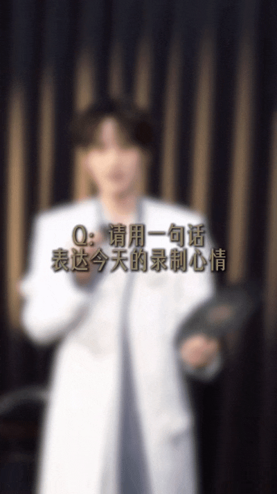 井胧家里有张杰的专辑应援棒和周边 井胧对张杰的喜爱让我更加期待他的音乐之路，或许