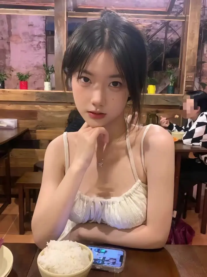 你当然不懂我 你只知道我冷漠无情 却不知道我 凌晨为你掉眼泪