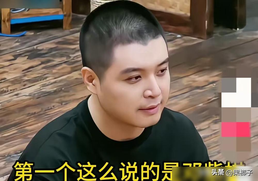 马頔把帽子焊在头上这么多年，竟然是因为发际线太低，被嫌弃看着不太聪明。
以前网