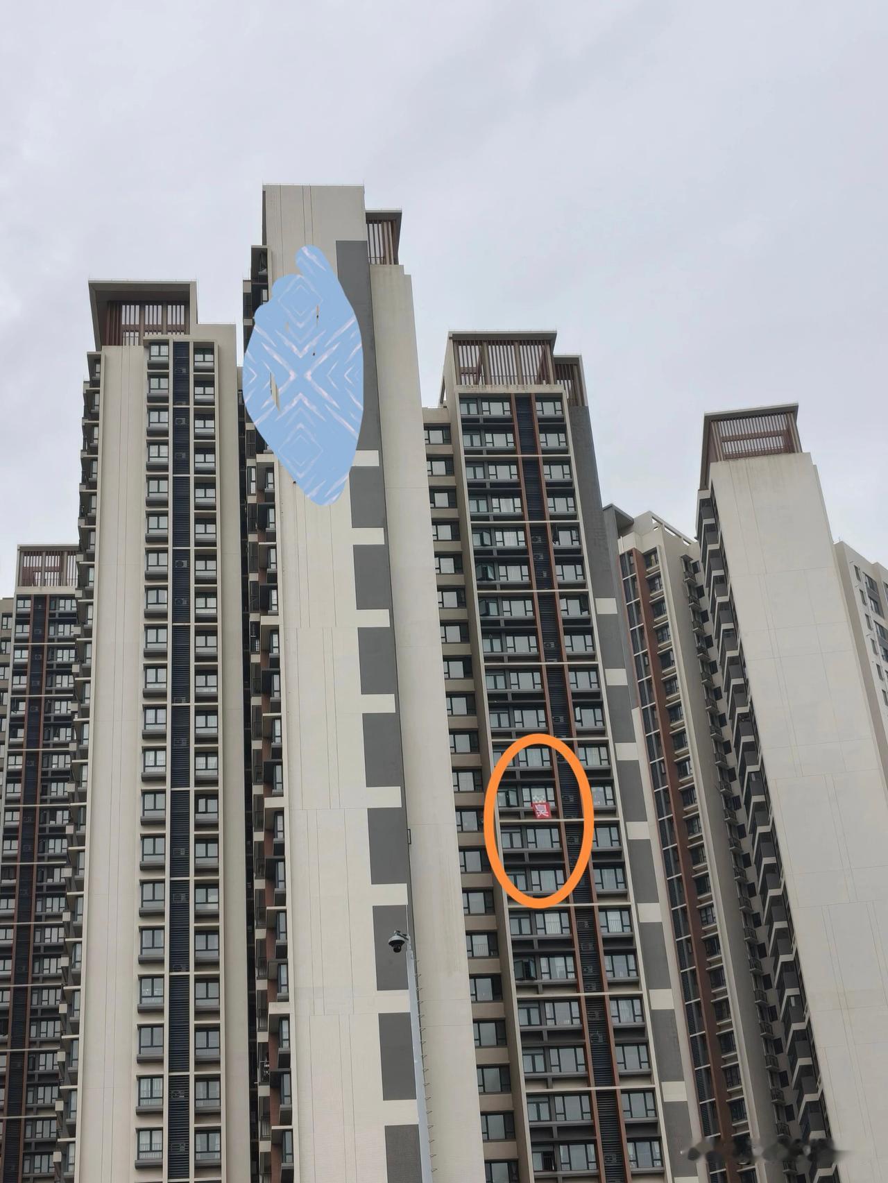 这个业主到底经历了什么？
以至于挂横幅出来。
