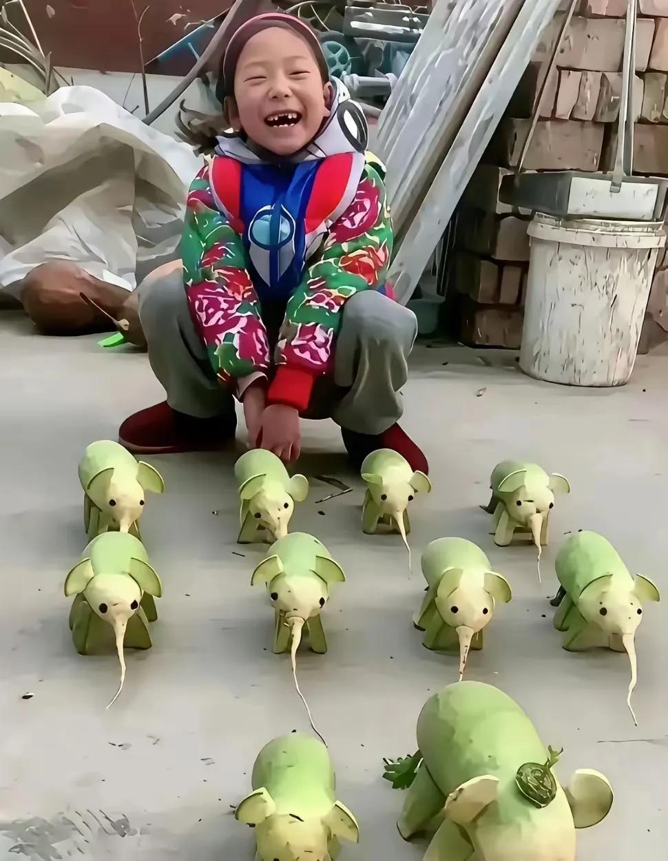 小女孩把妈妈买的十几个青萝卜全都霍霍了，妈妈气的跳脚，她还乐的咧嘴笑。女孩门牙缺