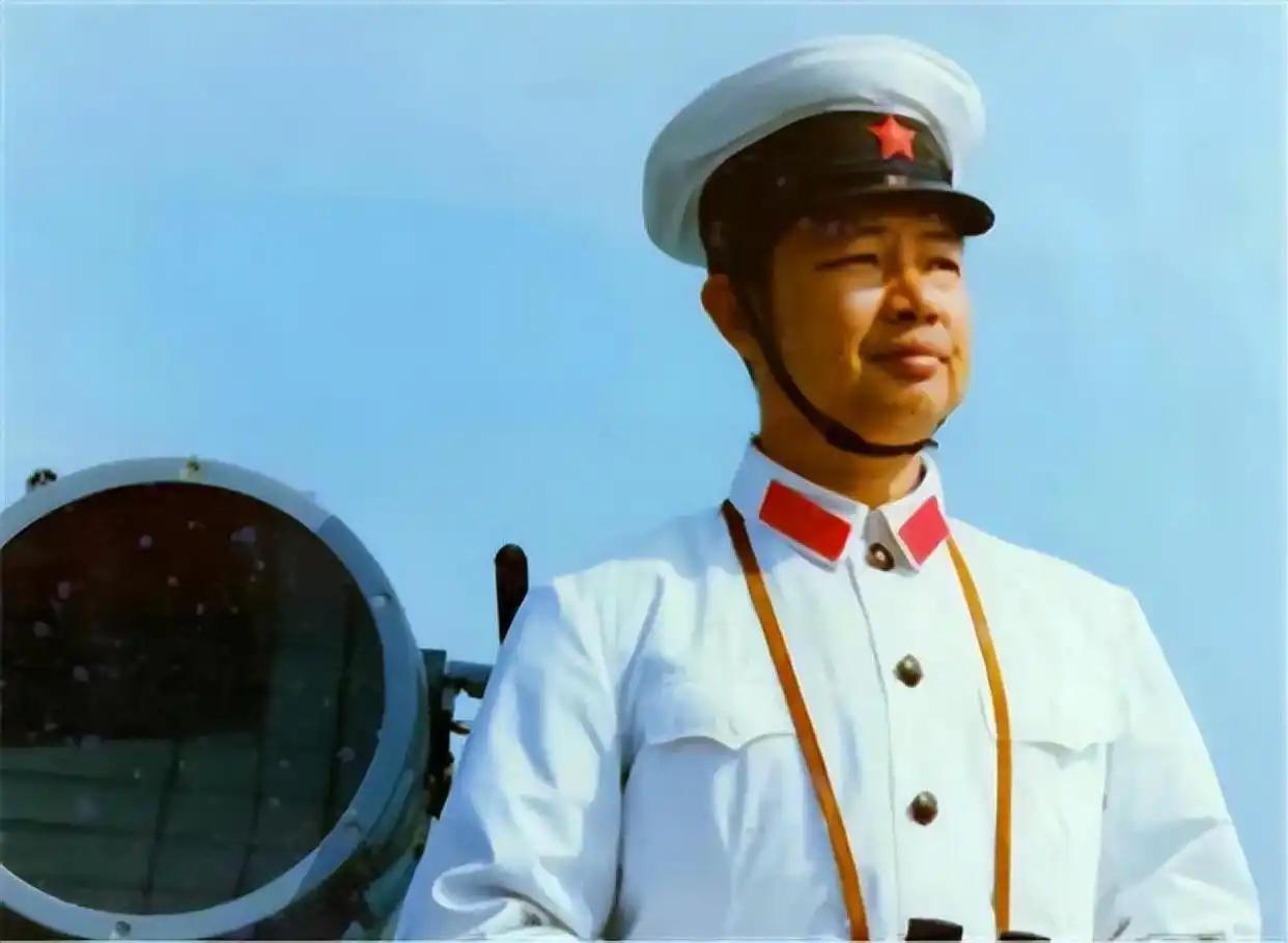 赤瓜礁那一仗真正的关键，不在越军先开了枪，而在陈伟文当场就敢接。上报、请示、等回
