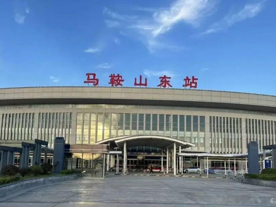 马鞍山东站站前风雨连廊现已基本建成，部分区段投入使用！连廊贯通车站南侧售票口至北