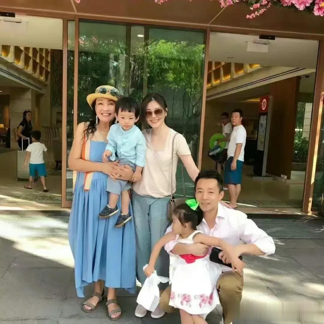 小玥儿回答自己是北京人。

我们在孩子小的时候就会教育孩子，你的老家是哪里？你是
