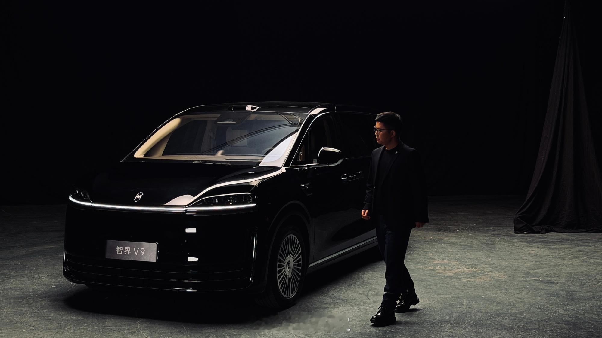 赵哥今天和智界V9合拍TVC。还有分享说“MPV应该是一个懂人的移动空间”，没有