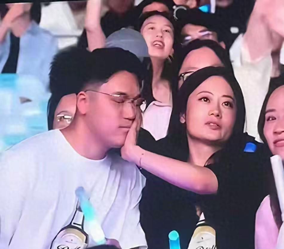 演唱会想亲女友被当众推开，男生承认已分手，不丢人反而赢麻了
 
演唱会现场的Ki