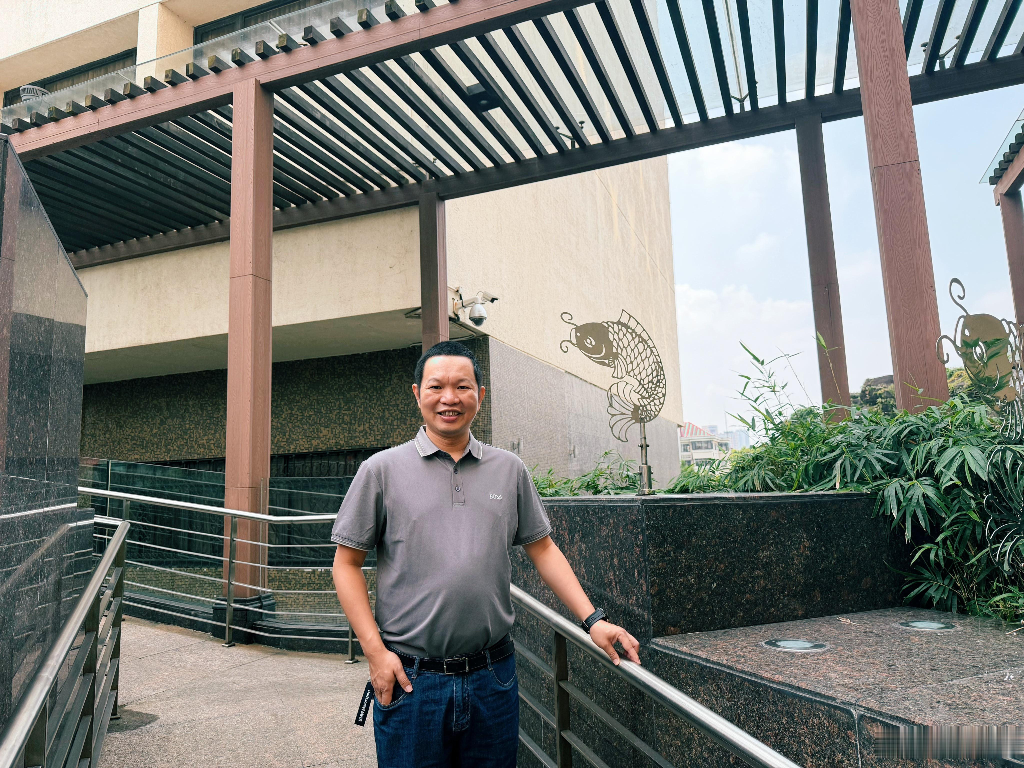 接纳平凡，不等于甘于平庸。我们大多数人都是普通人，没有与生俱来的天赋，没有一路开