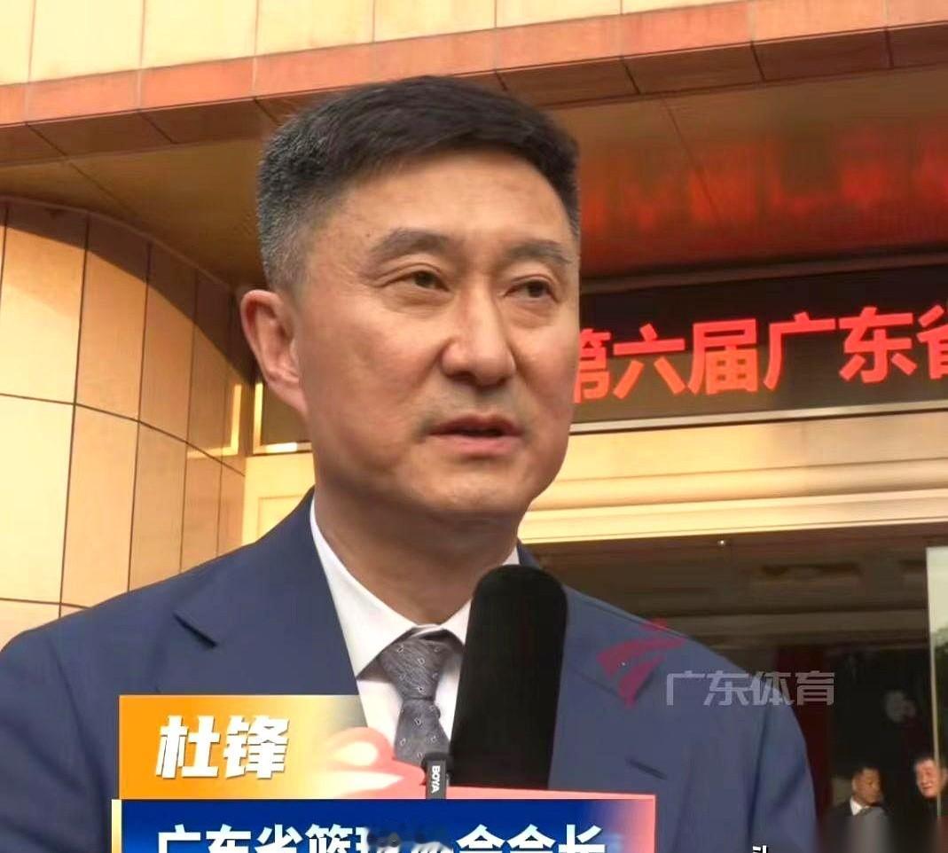 大量媒体人建议重招杜锋回国家队。
但他目前已经身处仕途之中。
中国男篮接下来的球