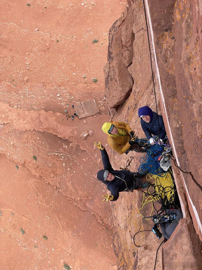王一博的探索明信片王一博去年探险小青蛙今年认证岩羊 王一博的探索明信片来啦，王一
