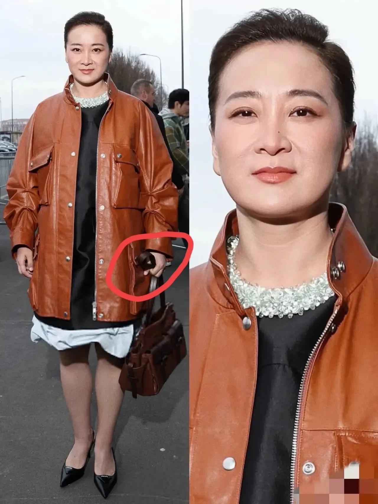 实在无法忍受
贾玲的设计师是怎么想的？
给她穿成这样，看她拿包的感觉像不像大妈？