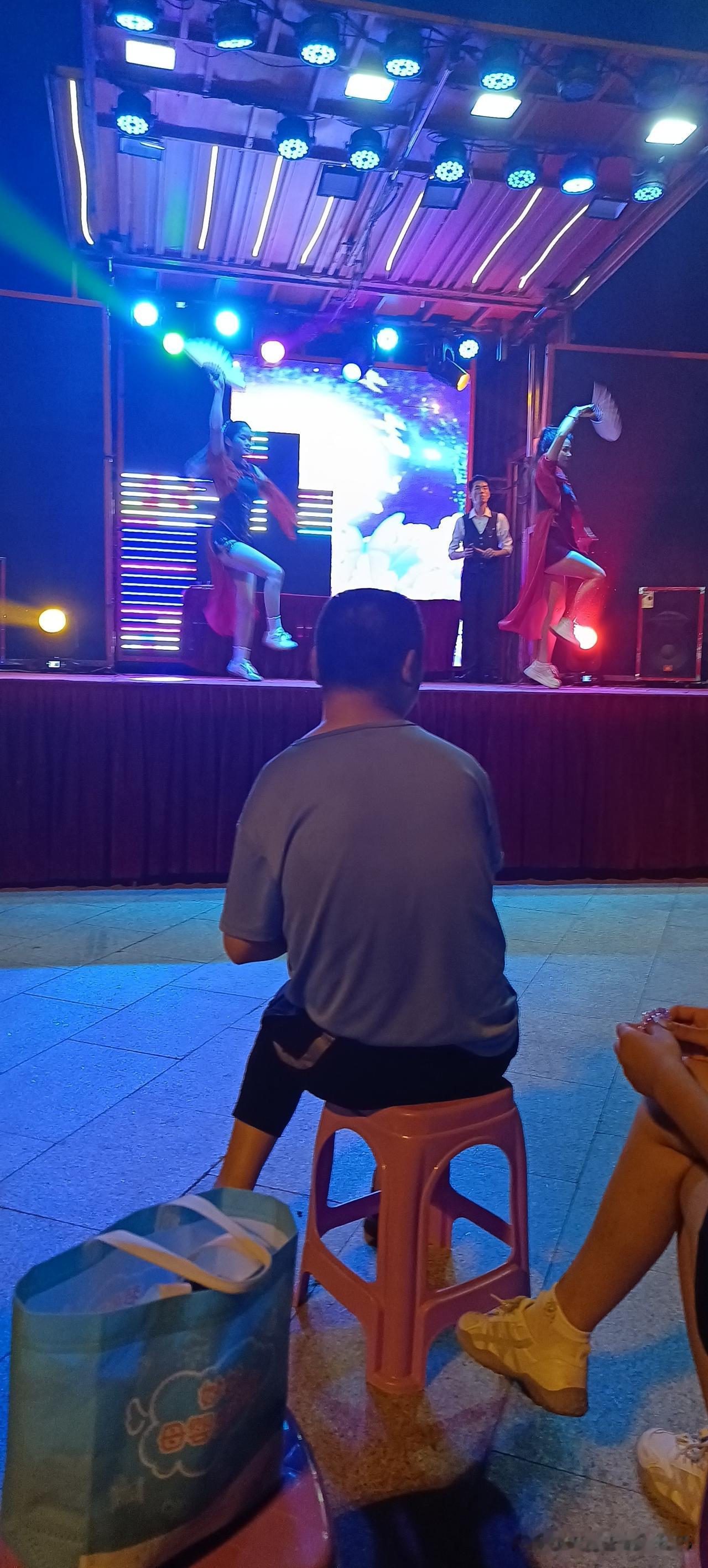 昨天晚上去体育广场玩，看了一台演出主持人相当精彩。
当我看的正津津有味的时候，我