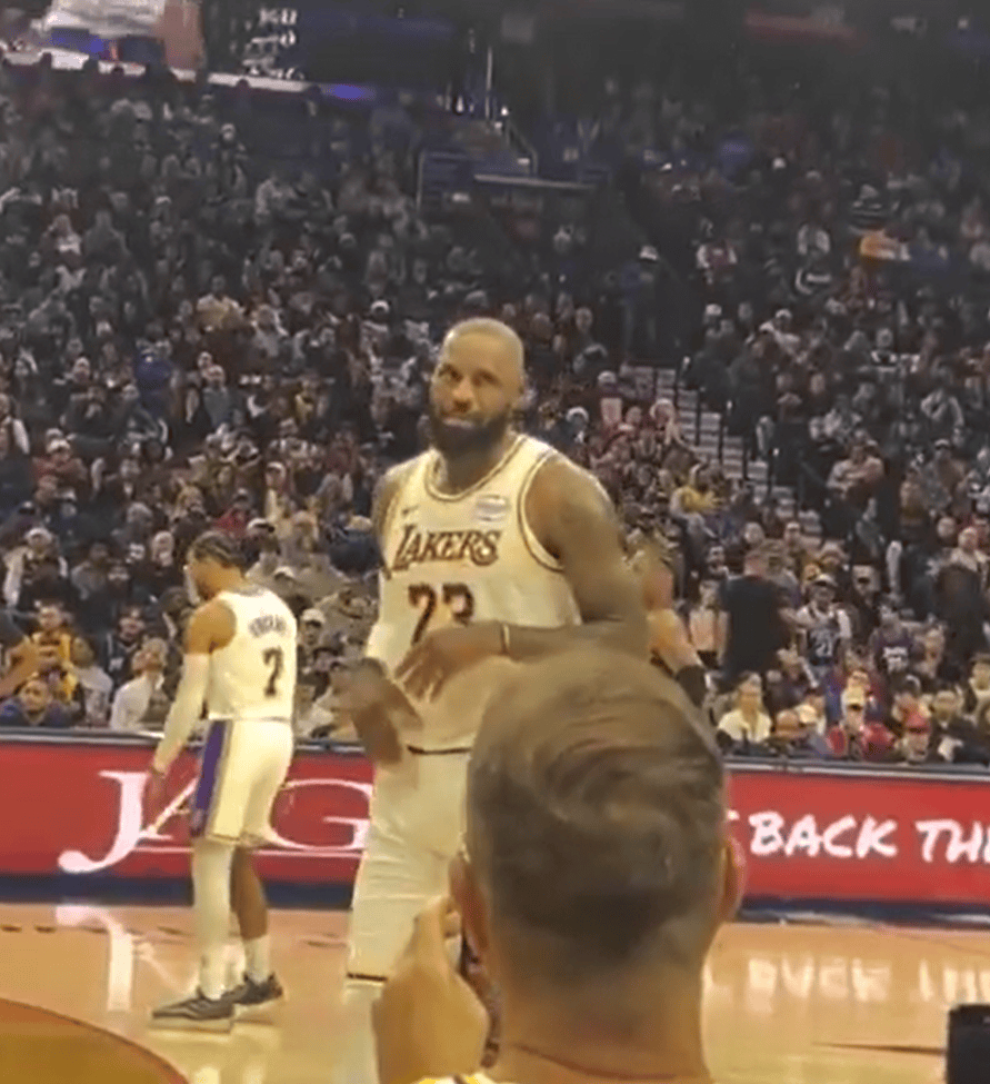 意外吗？其实一点也不意外！美媒Fullcourtpass表示，詹姆斯与76人球迷