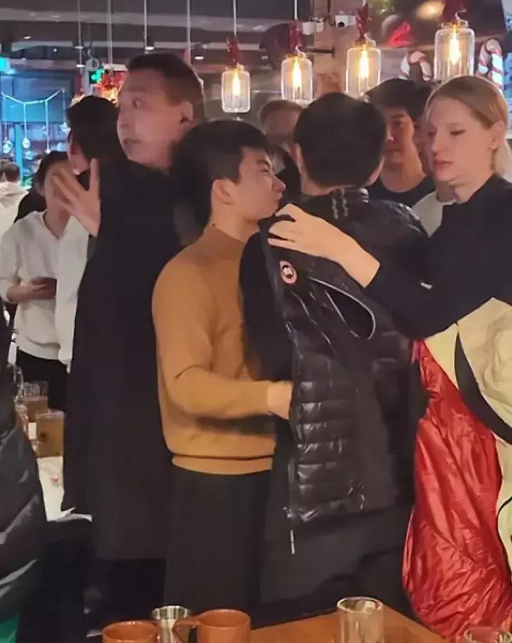 董宇辉喝多了，他拉着撒贝宁喋喋不休，一旁的李白叹口气：