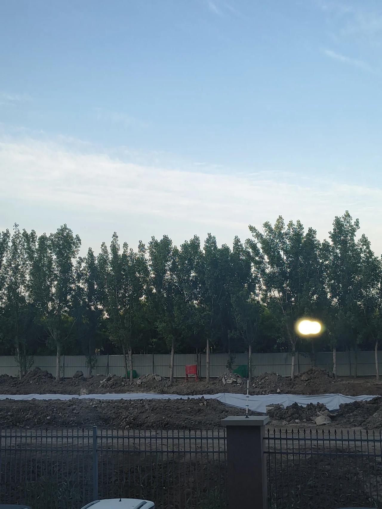 早上有两件事，6点就要起床，儿子要我坐他的车到滨海机场，他去乌鲁木齐，让我把车开