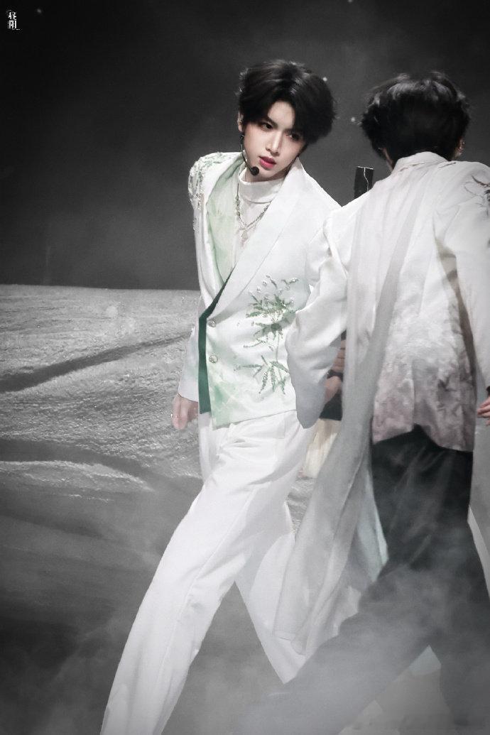 张桂源王橹杰陈浚铭还要长多高被张桂源王橹杰陈浚铭的成长惊到！小甜豆变长腿型男，身