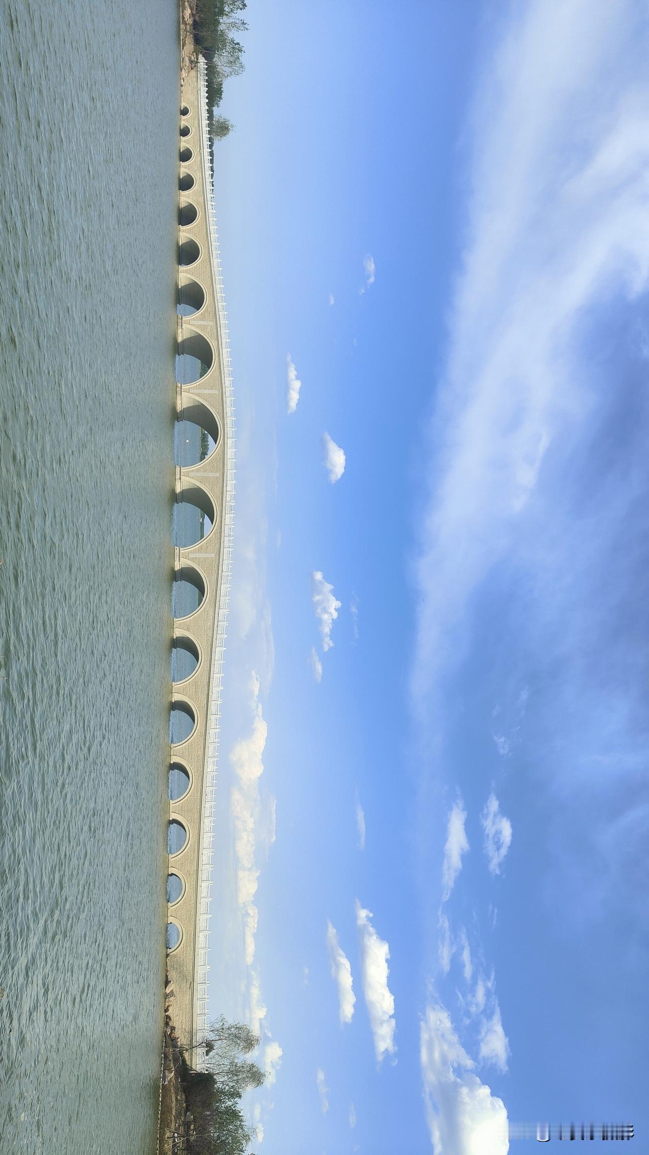 2026年4月28日，河北雄安新区安新县白洋淀，蓝天白云下的十七孔桥。