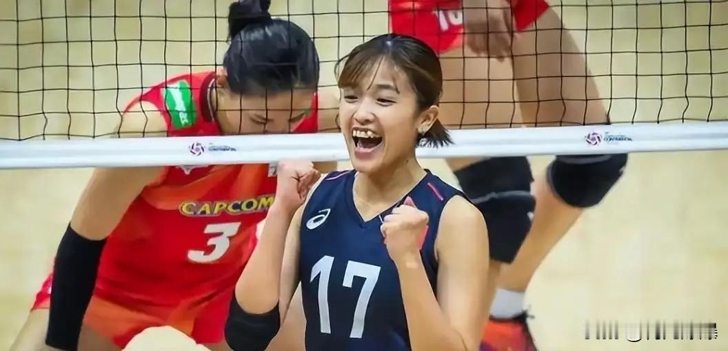香港女排亚锦赛这波操作，
确实给大伙儿整不会了。

国歌声起，全队大半队员在那儿