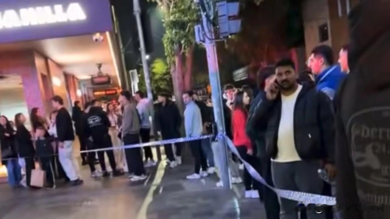 澳洲墨尔本街头突发砍人！Teenager遭多人围砍，满地是血，路人四散奔逃

周