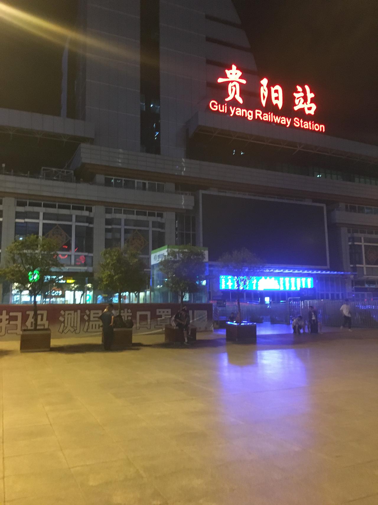 分享一张你所拍的城市夜景这是在贵阳随拍的几张照片，这是哪里您知道吗？