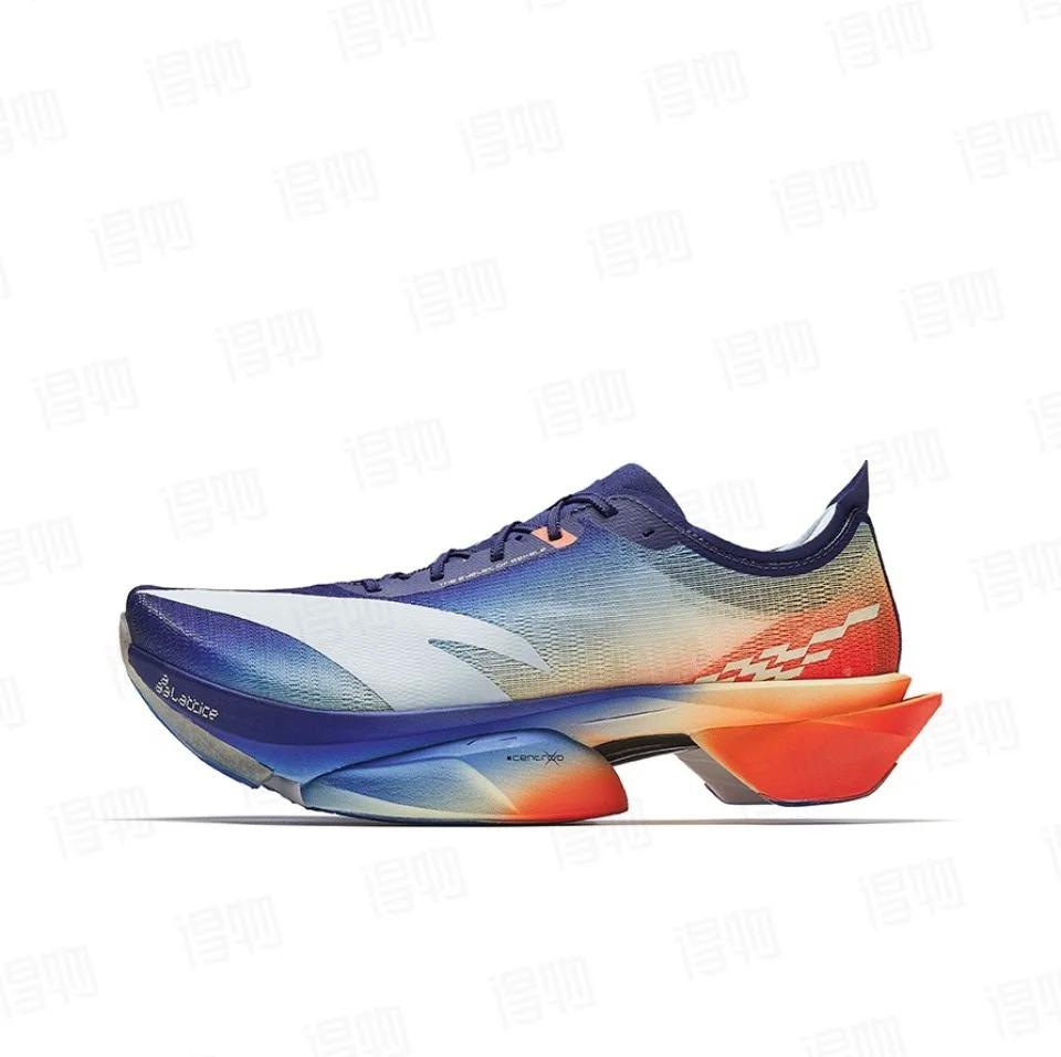 【安踏C10 PRO 2定位是顶级竞速碳板鞋，适合马拉松破三的精英跑者。】
轻，