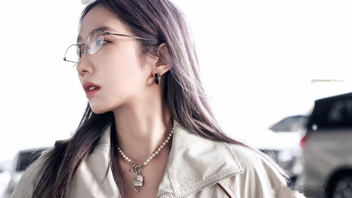 孟美岐出道十年更松弛了孟美岐想到十年前的自己十年成长气场全开，松弛感与实力并存，