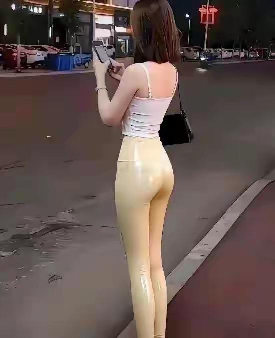 紧身体型裤，穿着体现出线条美，挺好的！