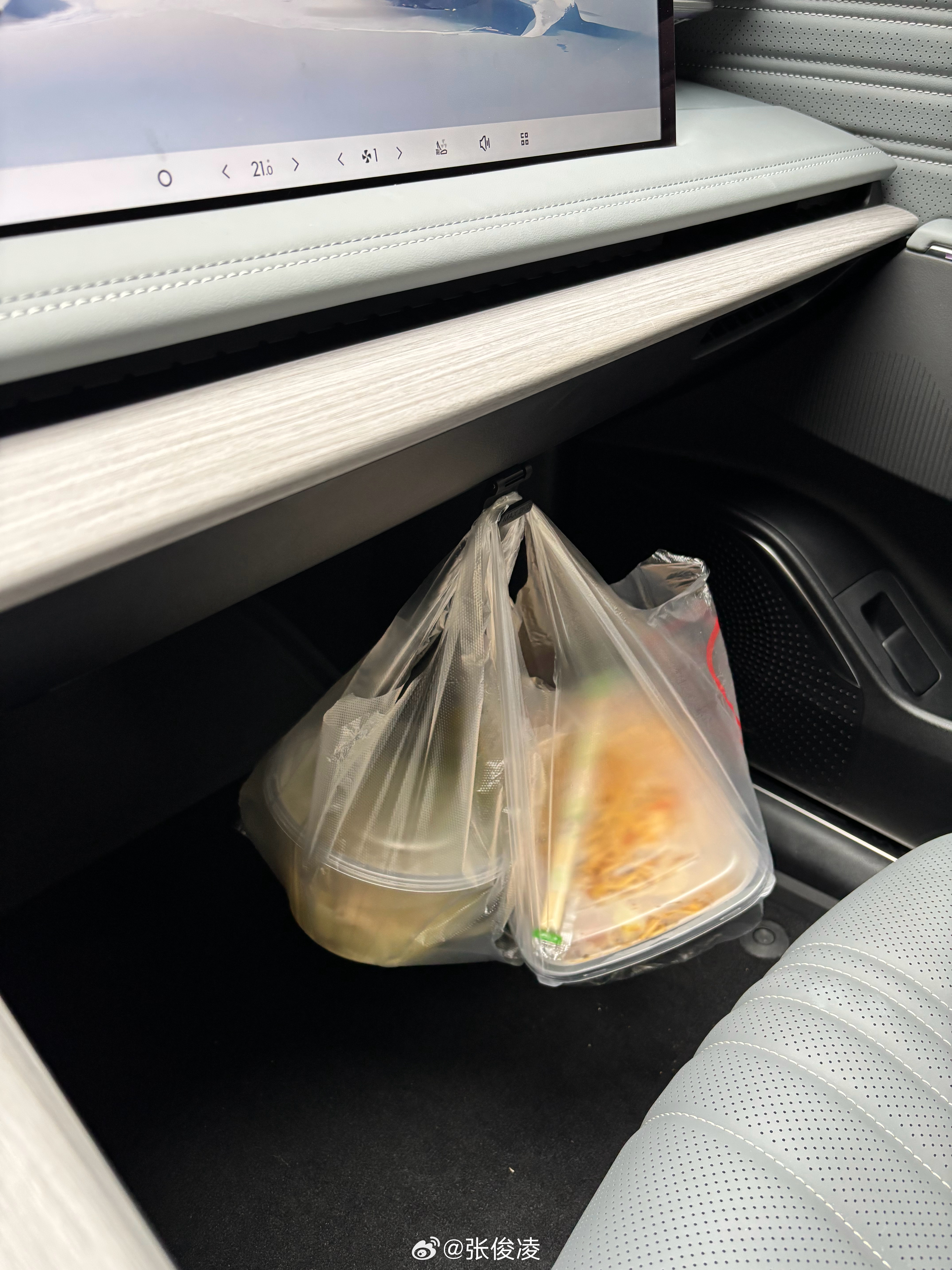 所以车上有挂钩很重要 