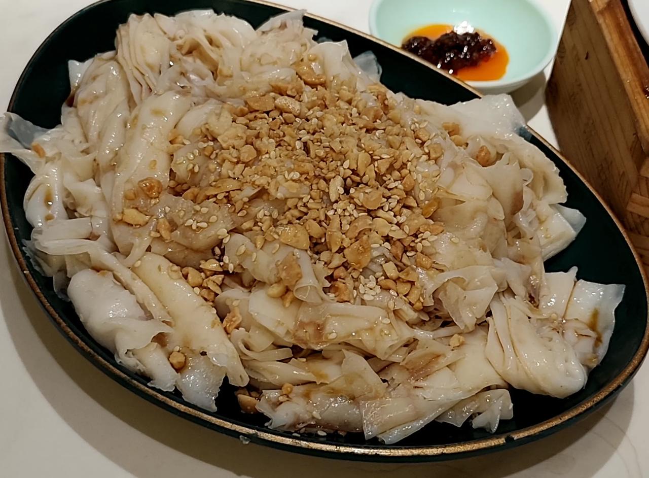 今天从黄埔坐地铁去海珠广场那边，找到一家很多本地人的海珠楼饮下午茶，因为下午两点