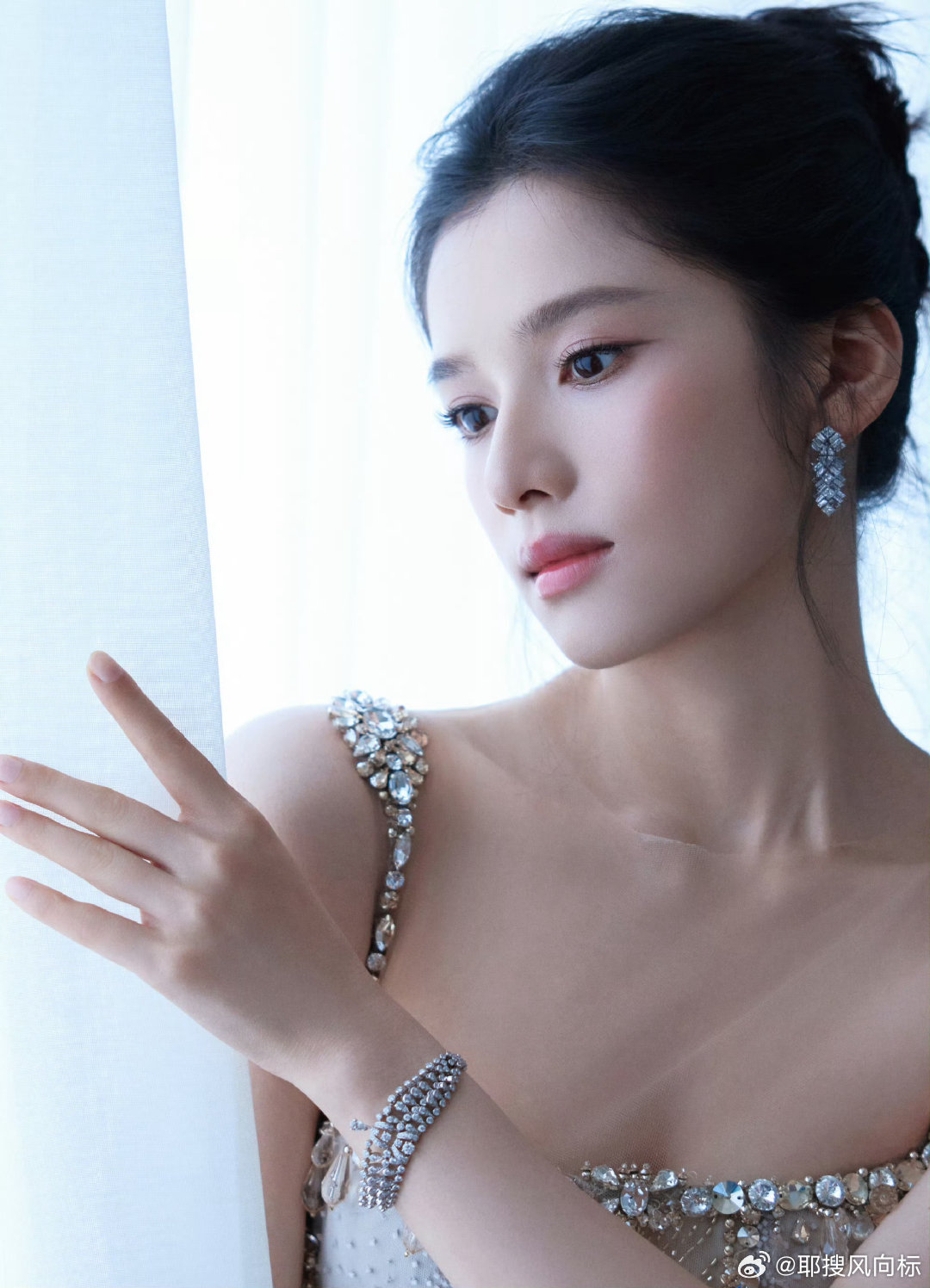 张婧仪白玉兰红毯生图张婧仪白玉兰生图张婧仪白玉兰礼服造型仙气十足，吊带收腰版型凸