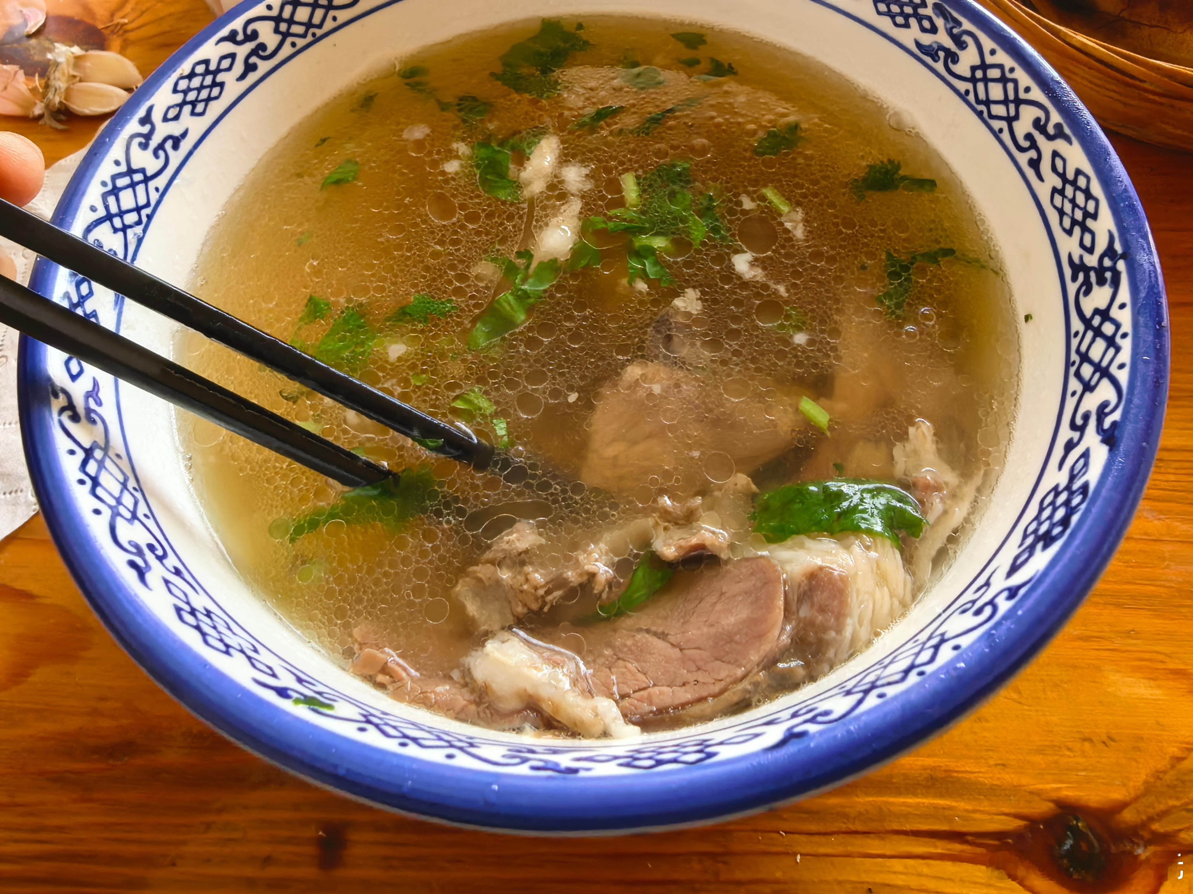 作为一个从小吃水盆羊肉长大的人，每次提起要去喝羊肉汤依旧是非常心潮澎湃，现在更是