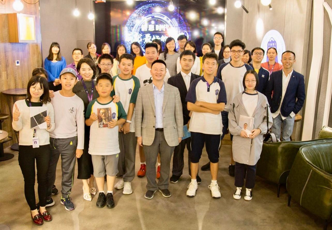 这张老照片值得纪念：应邀去给我儿子所在中学校的同学讲座。我儿子的校长是我的学生。