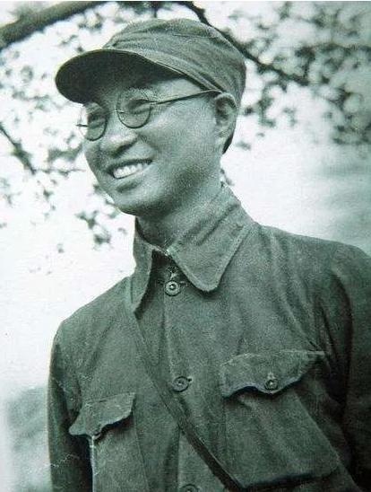 1946年，陈赓中午吃完饭去村子里散步，看到一个农民在干活，走过去一边搭话一边自