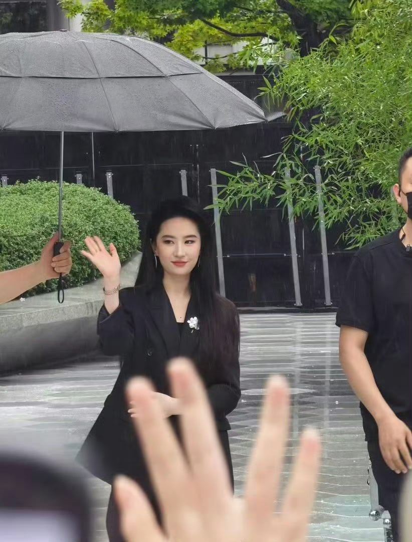 刘亦菲黑西装，雨中撑伞，全黑look气场拉满刘亦菲状态超级好，生图好能打刘亦菲成