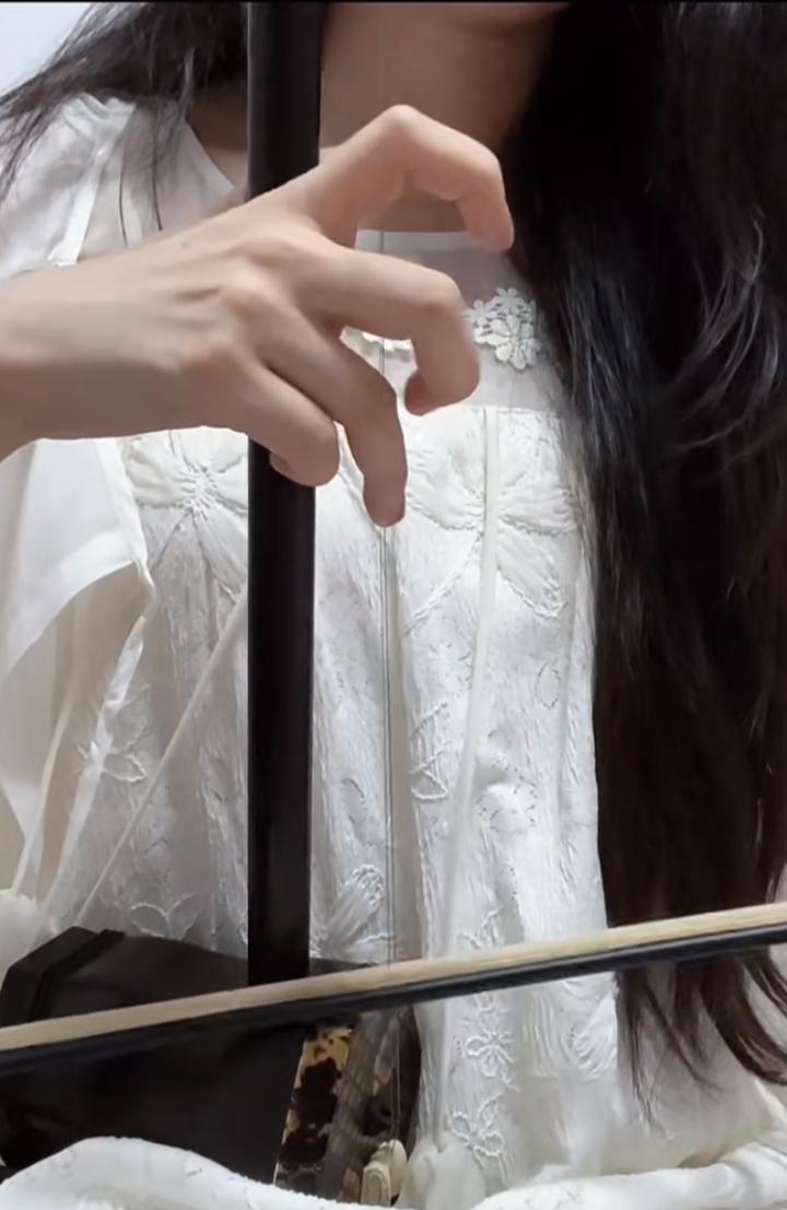 眠迟因爱月  坐久为陪花[比心]
有时孤独不是无人作伴
而是这样的好夜色
没有一