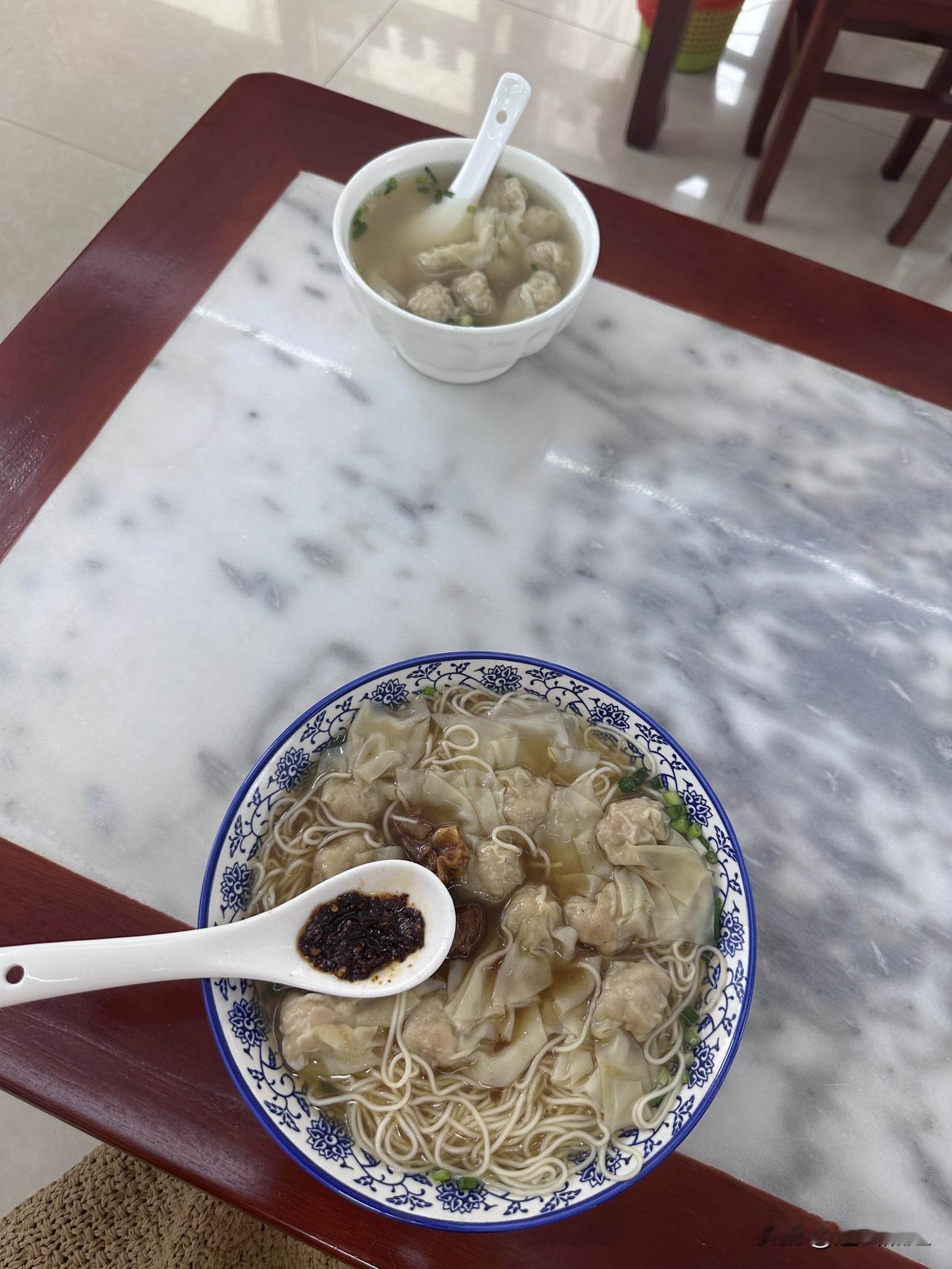 同样是女人，为何吃那么大一碗，她吃那么小一碗[捂脸][捂脸]，真是太尴尬了。
