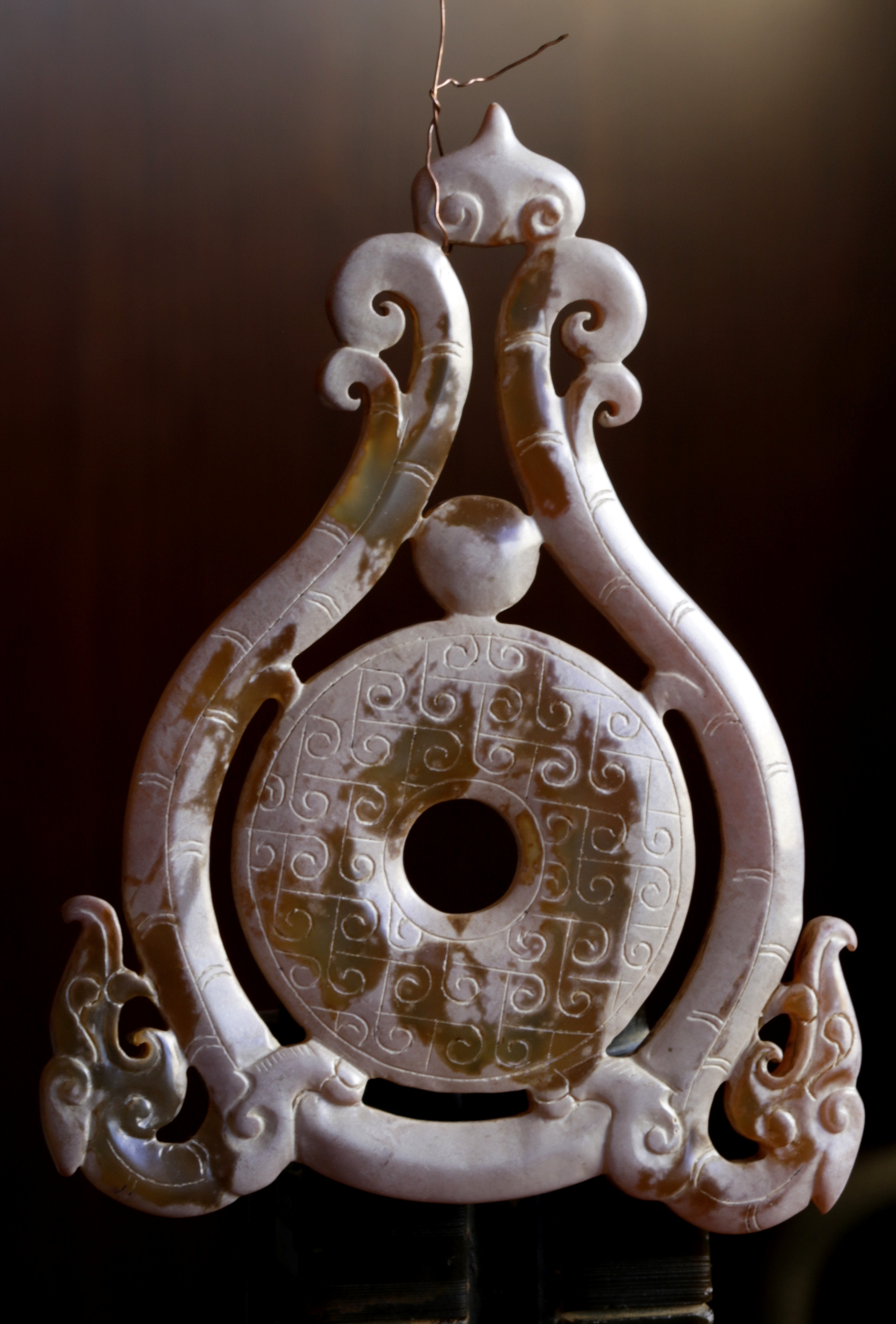 汉 . 老岫玉透雕双龙抱壁珮一件尺寸:重79.3克，高121MM.宽89MM，厚