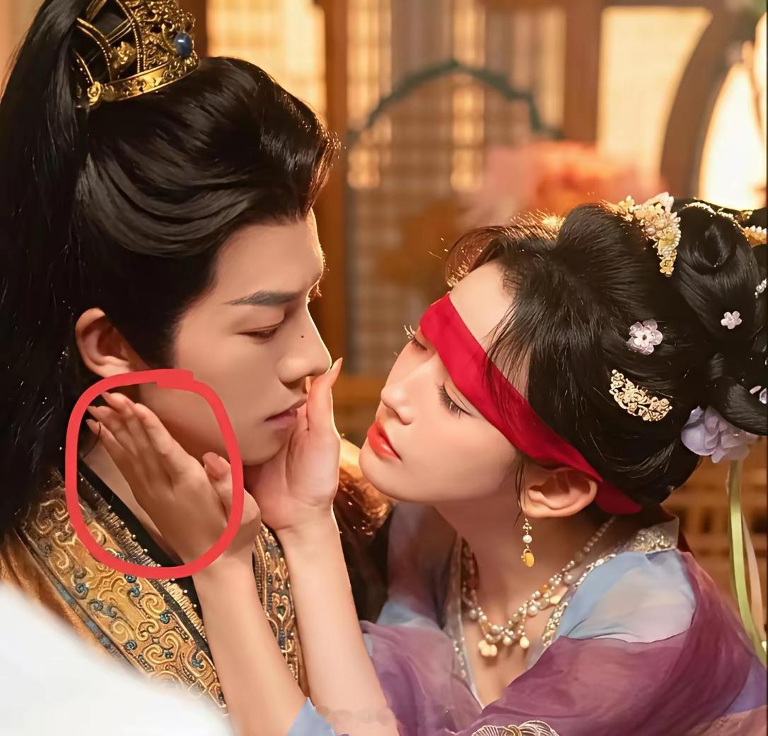 短剧演员拍戏居然忘记卸美甲了，真是太尴尬了 