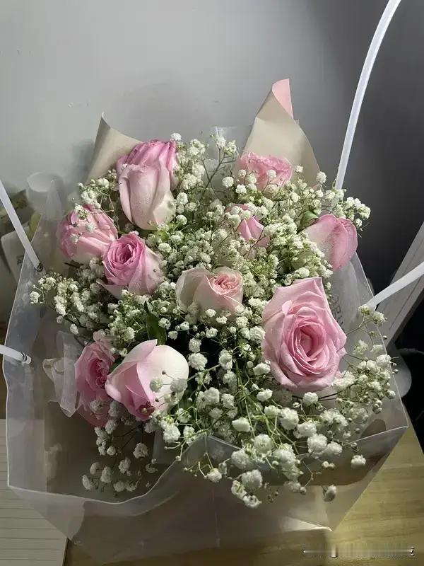 与初恋多年后再见，第一句话说啥还挺让人纠结。有人会云淡风轻来句“好久不见”，就像