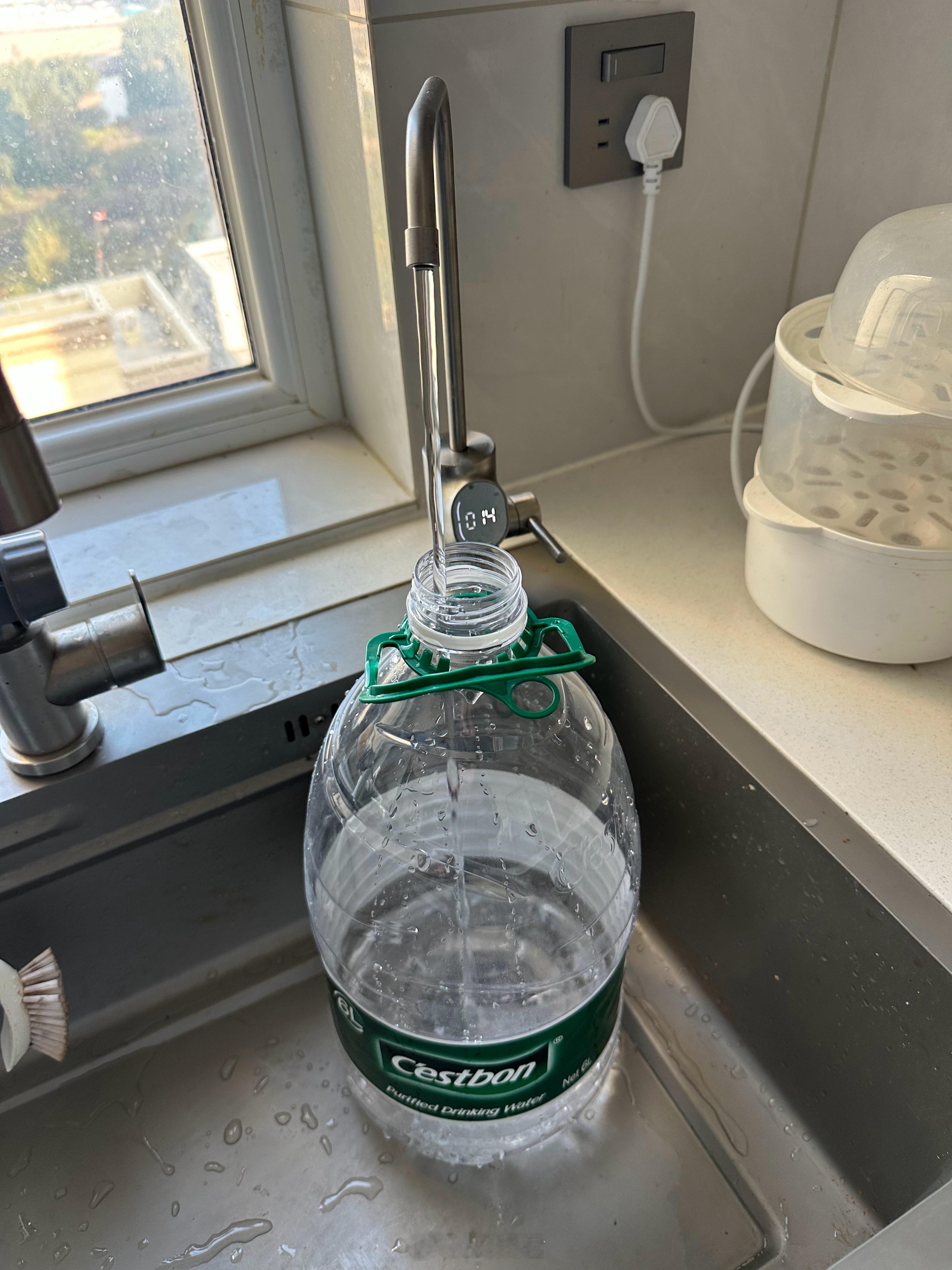 能买净水机的，就买个吧，条件好的买个贵的，一千多块钱的就够用了，就是纯净水，从长