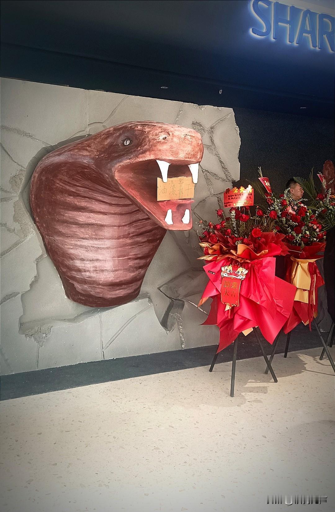 靠贬低别人，抬高自己。为了把对手踩下去，不惜造谣。这样的人品确实确实阴损！