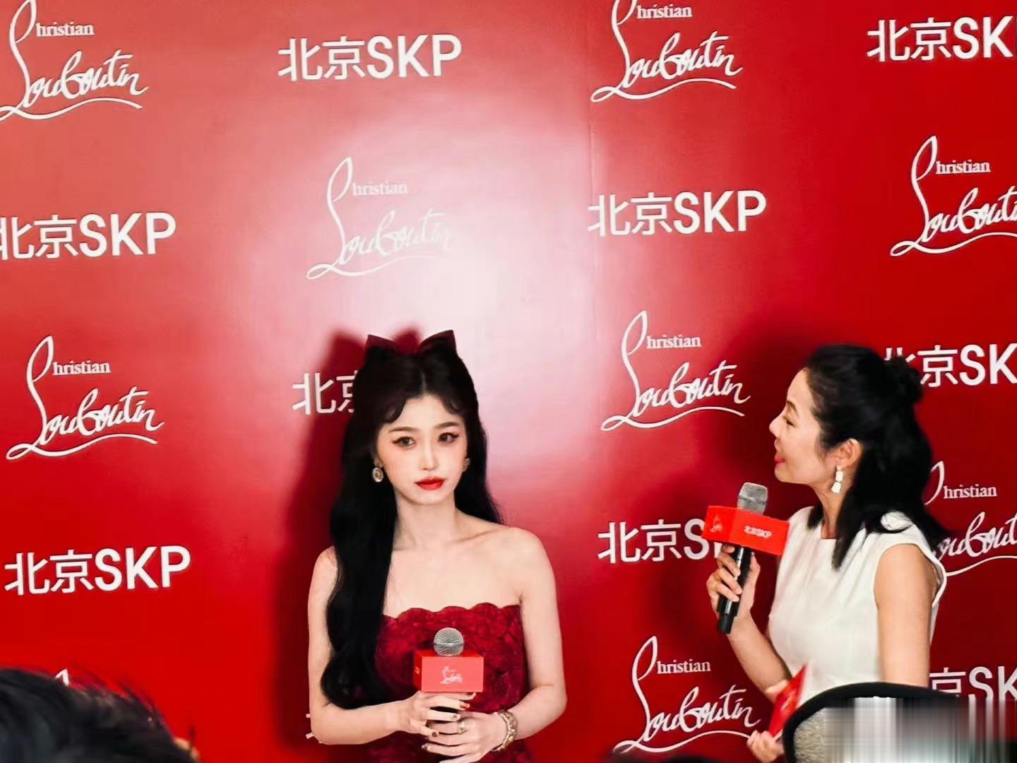 爱看一些美女生图期待虞书欣红毯[给你小心心]#爱奇艺尖叫之夜红毯阵容# ​​​