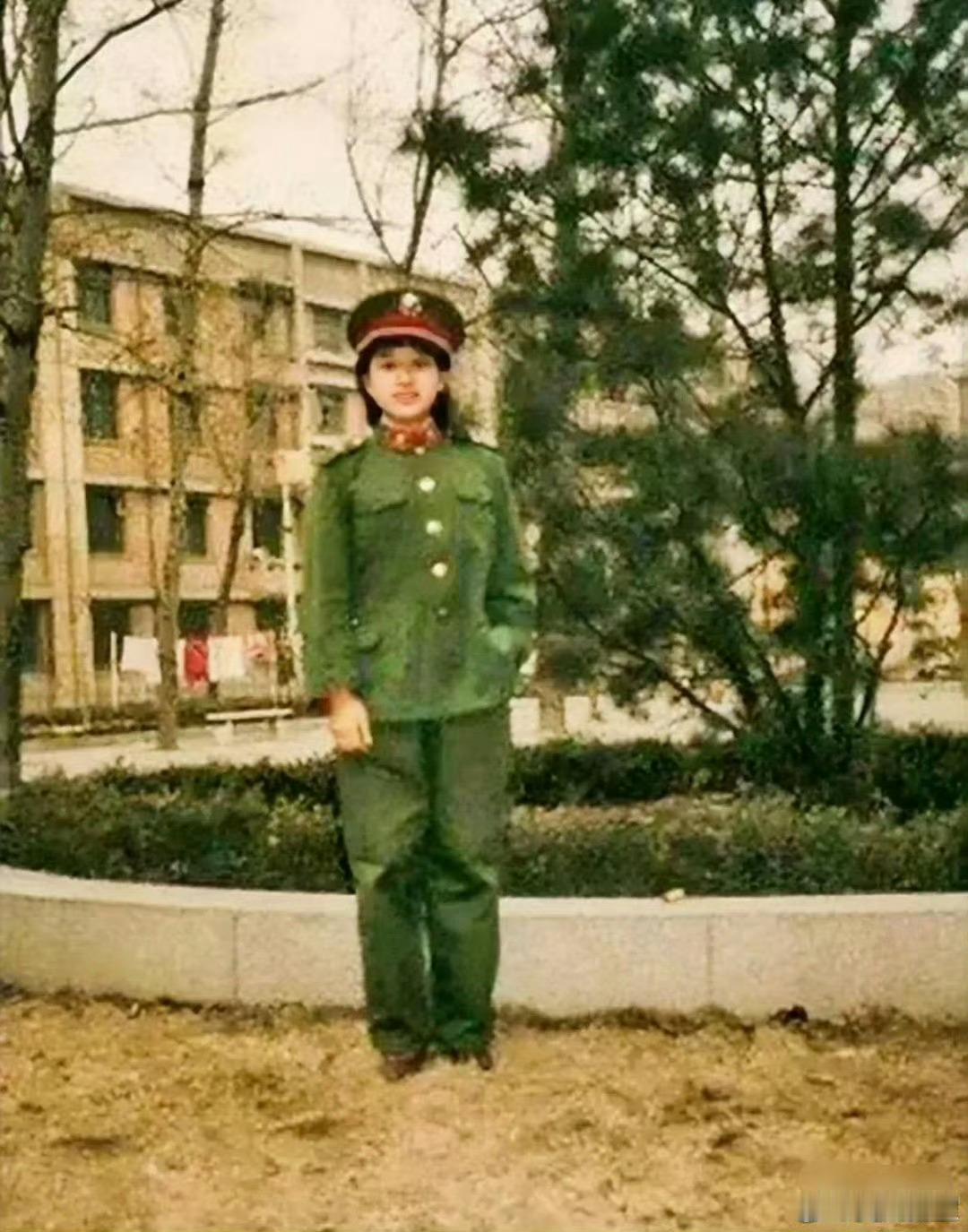 韩红自爆以前是校花，看了她18岁的军装照 她果然没骗人 