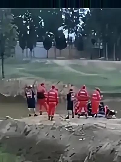 离异夫妻在同一夜晚相继坠河，两人均溺亡，女子溺亡18天后被找到
留下一个三岁的孩