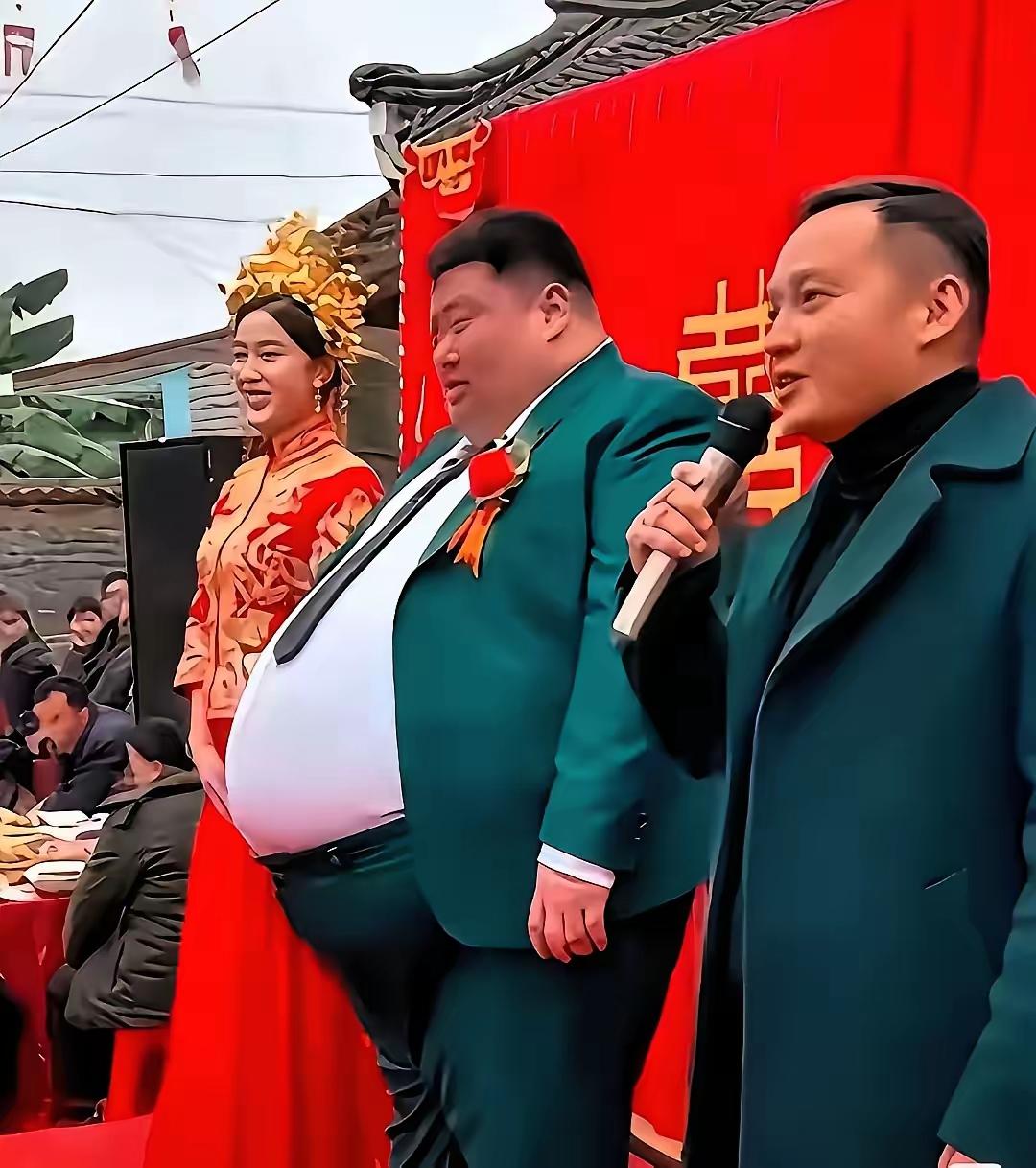 新郎和新娘，
结婚喜气扬。
执手百年好，
幸福岁岁长。